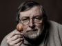 francesco guccini con sfondo marrone