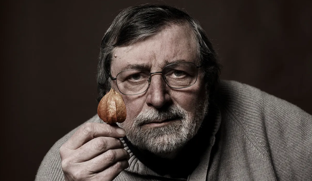francesco guccini con sfondo marrone