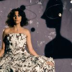 Anna Castiglia con sfondo viola