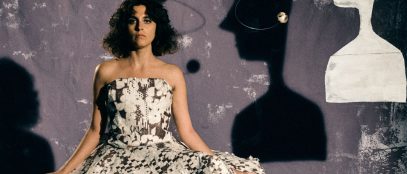 Anna Castiglia con sfondo viola