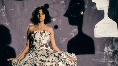Anna Castiglia con sfondo viola