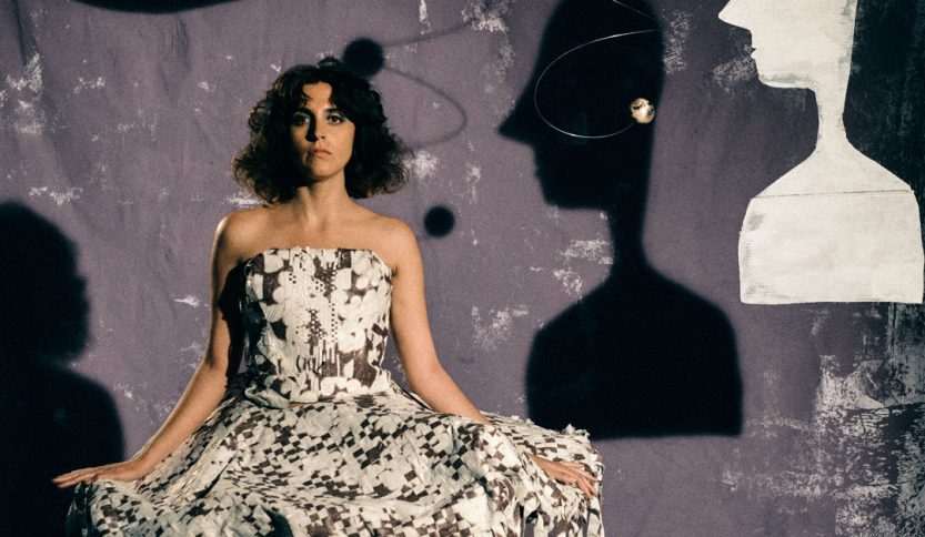 Anna Castiglia con sfondo viola