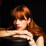 Cecilia Larosa con chitarra accanto