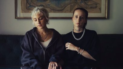 Dea Culpa e Ciao Sono Vale su un divano