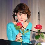 Elisabetta Sgarbi con una rosa davanti al leggio