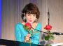 Elisabetta Sgarbi con una rosa davanti al leggio