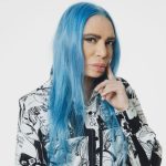 Loredana Bertè con sfondo grigio