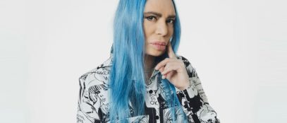 Loredana Bertè con sfondo grigio