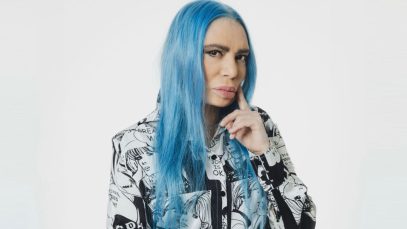 Loredana Bertè con sfondo grigio