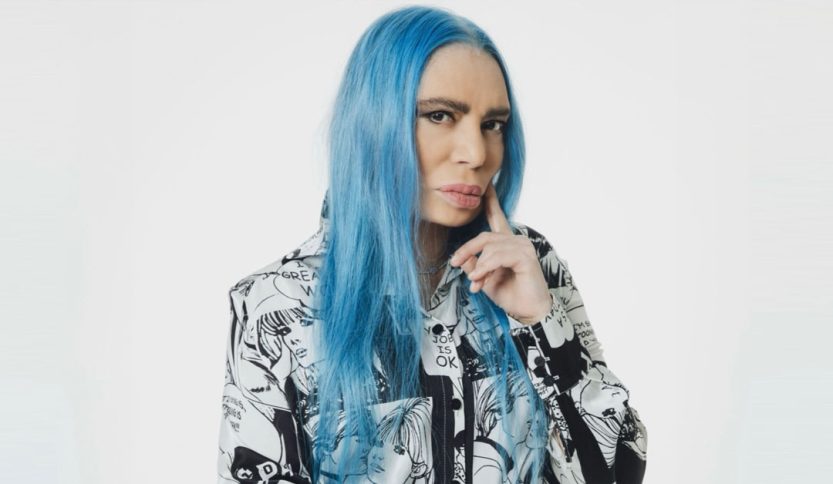 Loredana Bertè con sfondo grigio