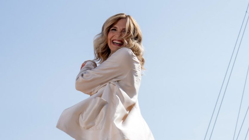 Lorella Cuccarini con completo bianco e cielo