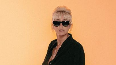 Malika Ayane con sfondo arancio