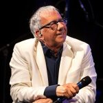 Paolo Notari con un microfono