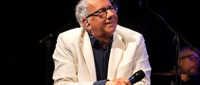 Paolo Notari con un microfono
