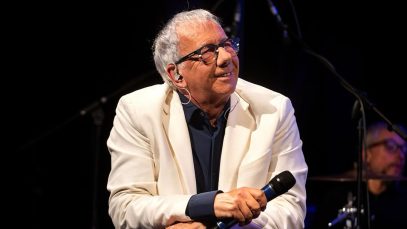 Paolo Notari con un microfono