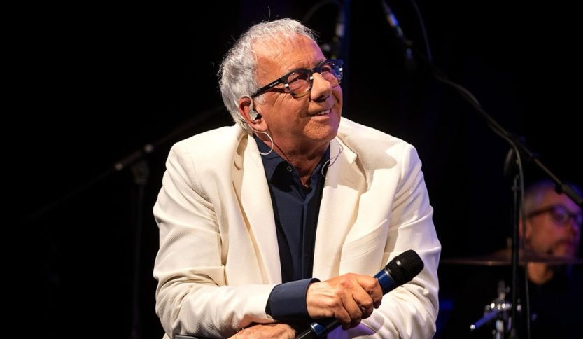 Paolo Notari con un microfono