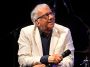 Paolo Notari con un microfono