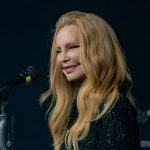 Patty Pravo in concerto con microfono
