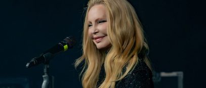 Patty Pravo in concerto con microfono