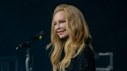 Patty Pravo in concerto con microfono