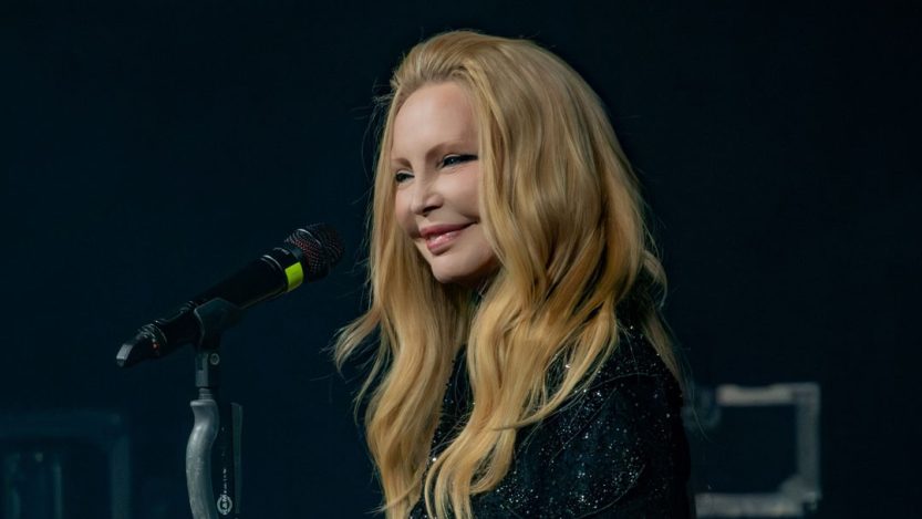 Patty Pravo in concerto con microfono