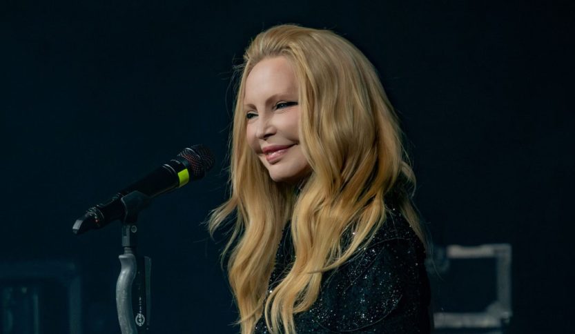 Patty Pravo in concerto con microfono