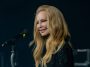 Patty Pravo in concerto con microfono