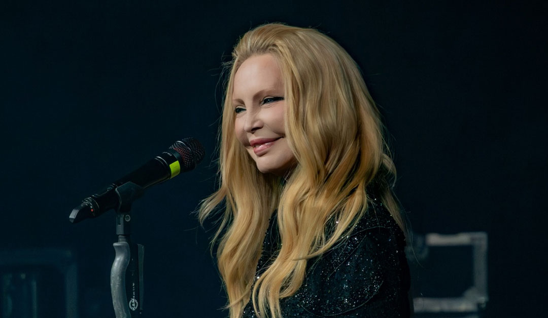 Patty Pravo in concerto con microfono