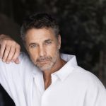 Raoul Bova con accanto una scala