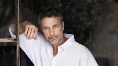 Raoul Bova con accanto una scala