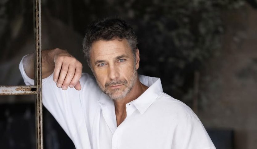 Raoul Bova con accanto una scala
