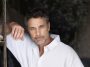 Raoul Bova con accanto una scala