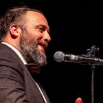 Raphael Gualazzi davanti a un microfono