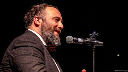Raphael Gualazzi davanti a un microfono