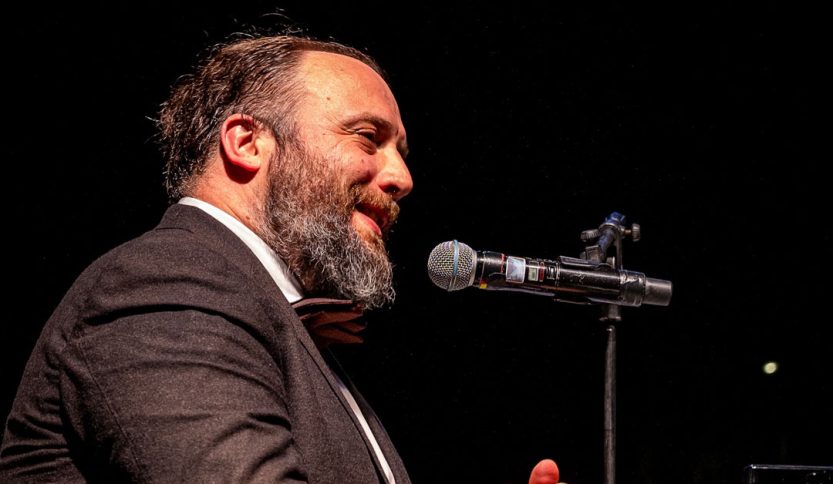Raphael Gualazzi davanti a un microfono