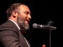Raphael Gualazzi davanti a un microfono