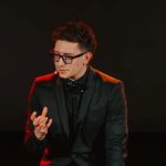 Shamzy sul palcoscenico durante uno spettacolo