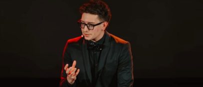 Shamzy sul palcoscenico durante uno spettacolo