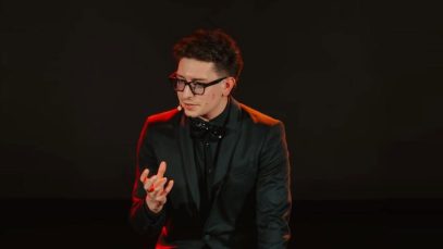 Shamzy sul palcoscenico durante uno spettacolo