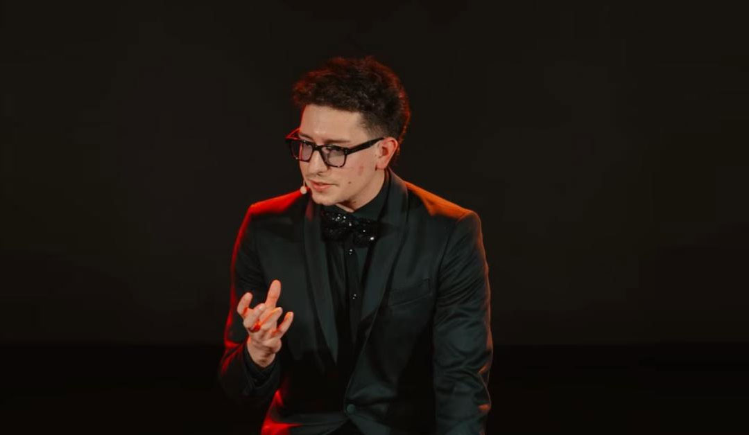 Shamzy sul palcoscenico durante uno spettacolo
