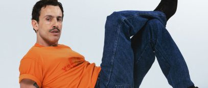 Aiello con maglia arancio e sfondo grigio