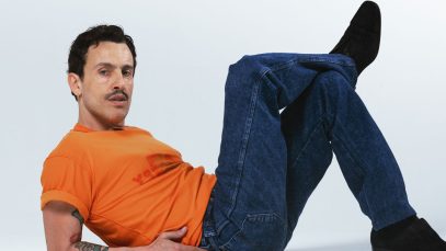 Aiello con maglia arancio e sfondo grigio