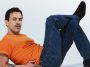 Aiello con maglia arancio e sfondo grigio