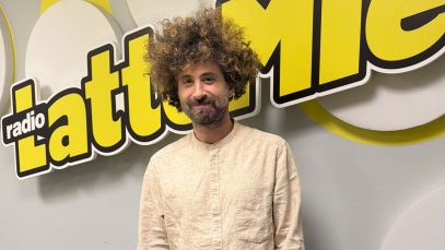 Gio Evan negli studi di Radio LatteMiele