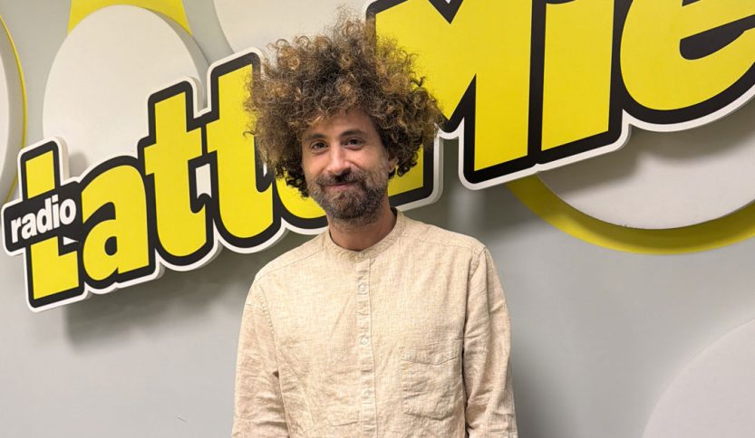 Gio Evan negli studi di Radio LatteMiele