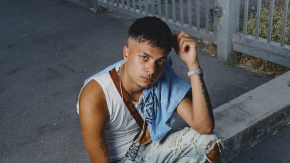 Rnawa seduto su un muretto