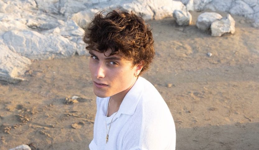 Seltsam su una spiaggia