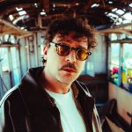 Willie Peyote su un tram