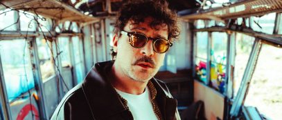 Willie Peyote su un tram