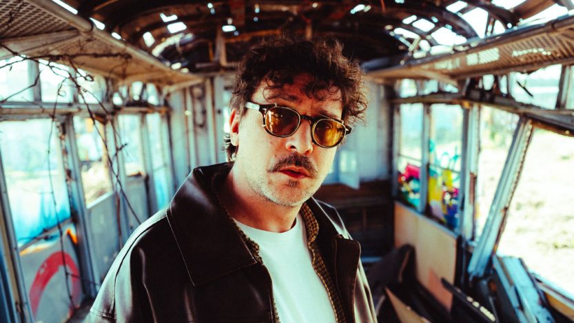 Willie Peyote su un tram